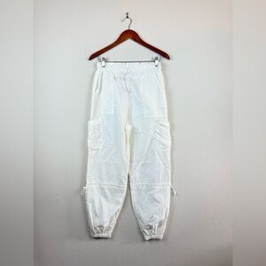 F21 Women’s Ivory Casual Cargo Pants Size Medium NWT